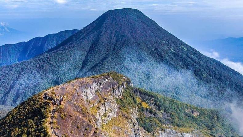 Gunung Gede Pangrango: Keindahan Alam dan Sejarah Panjangnya