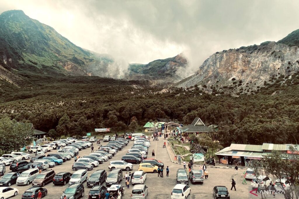 Gunung Papandayan: Keindahan Alam, Jalur Pendakian, dan Pesona Ekowisata