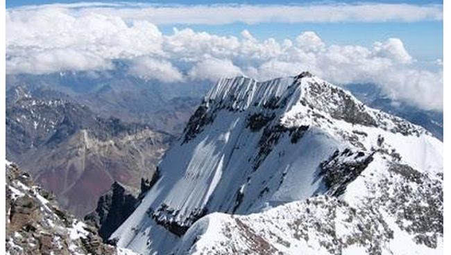 Gunung Carstensz: Puncak Tertinggi yang Ekstreme di Indonesia