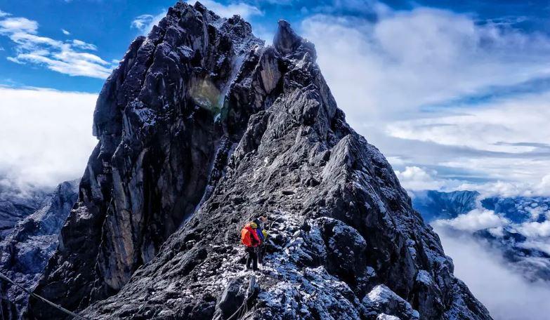 Gunung Carstensz: Puncak Tertinggi yang Ekstreme di Indonesia