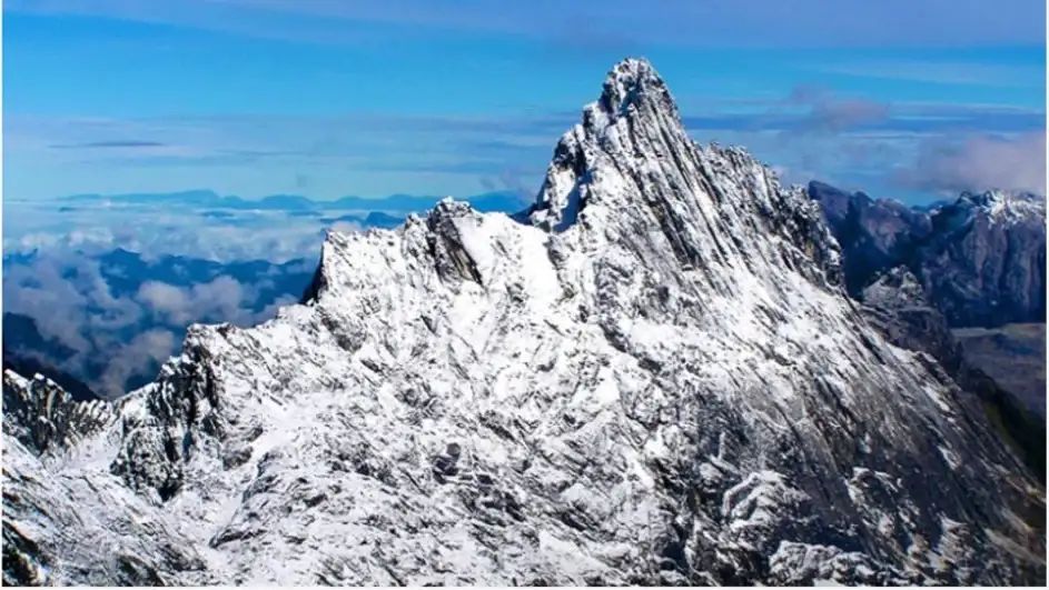 Gunung Carstensz: Puncak Tertinggi yang Ekstreme di Indonesia