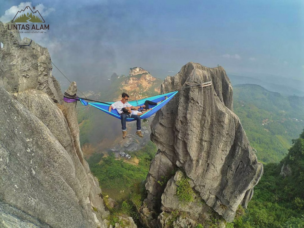6 Wisata Panjat Tebing Paling Cantik di Indonesia