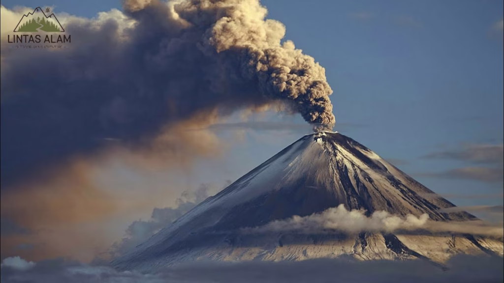 Gunung Agung Kembali Erupsi: Zona Bahaya Ditetapkan dalam Radius 4 Kilometer