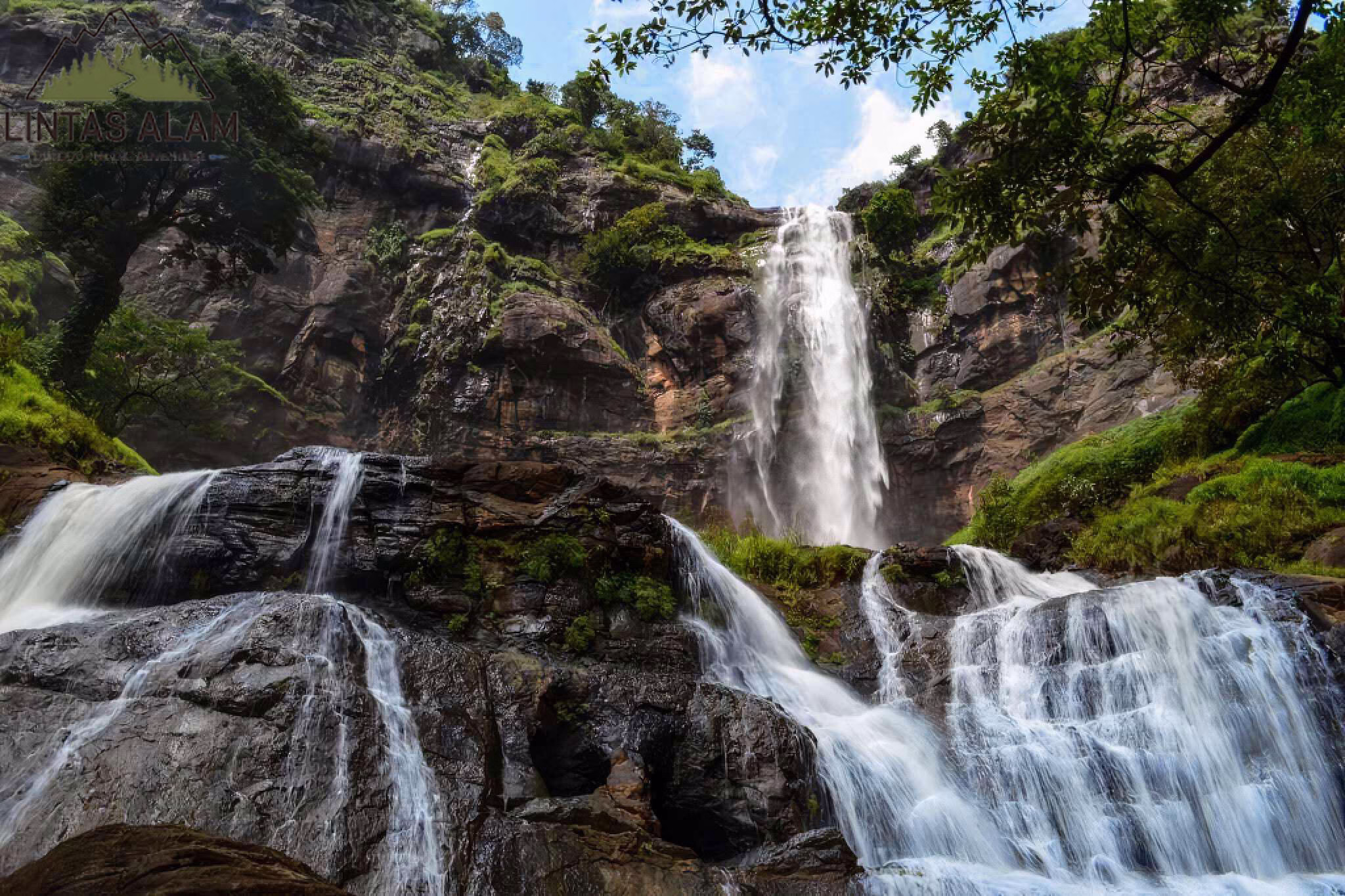 Curug Cikanteh: Air Terjun Tiga Tingkat yang Menawan di Sukabumi
