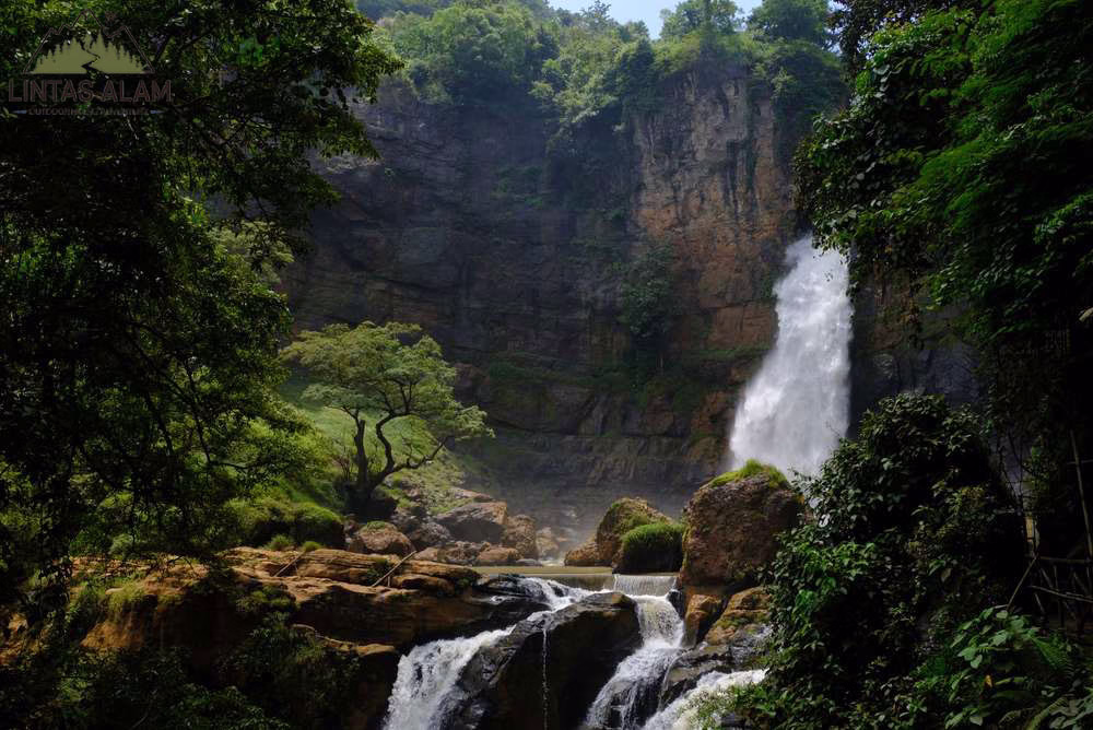 Menikmati Keindahan Curug Cimarinjung, Permata Alam di Sukabumi