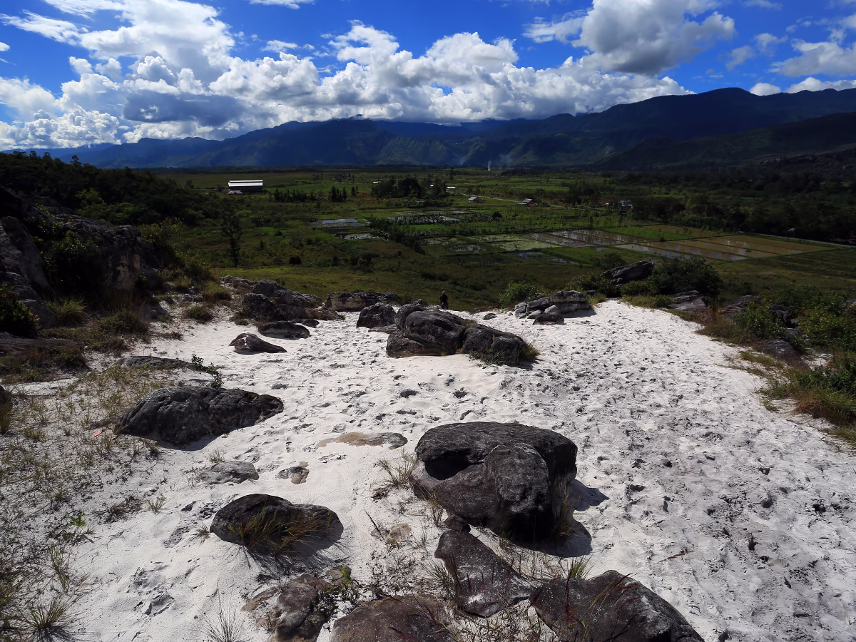 Menjelajahi Keajaiban Pasir Putih di Lembah Baliem, Wamena