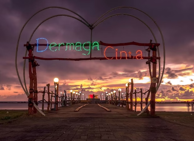 Pesona Romantisme Senja di Pantai Akkarena Makassar