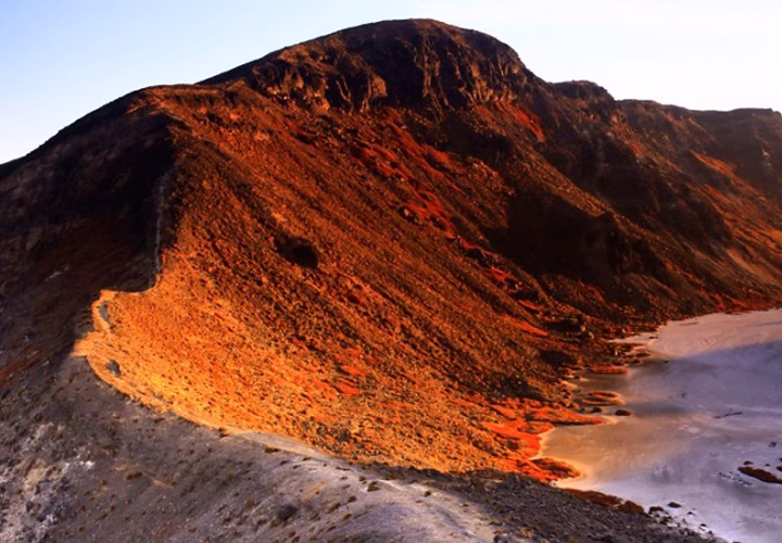 Gunung Ile Api: Pesona Sakral di Ujung Utara Lembata