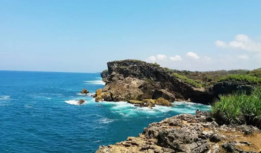 Panorama Laut Pantai Selatan dari Atas Bukit Karang