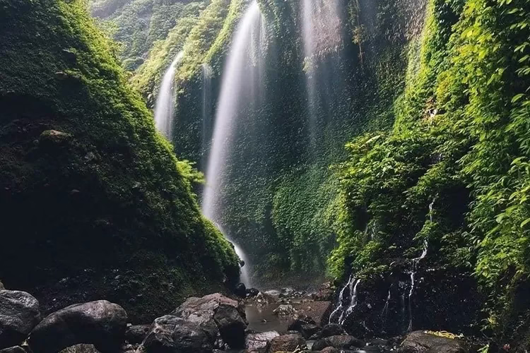 Keindahan Air Terjun Madakaripura di Kawasan Bromo Tengger Semeru