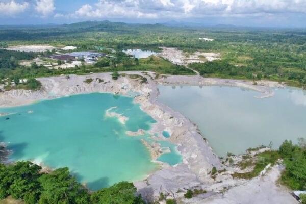 Danau Kaolin: Danau Biru Unik dari Bekas Tambang