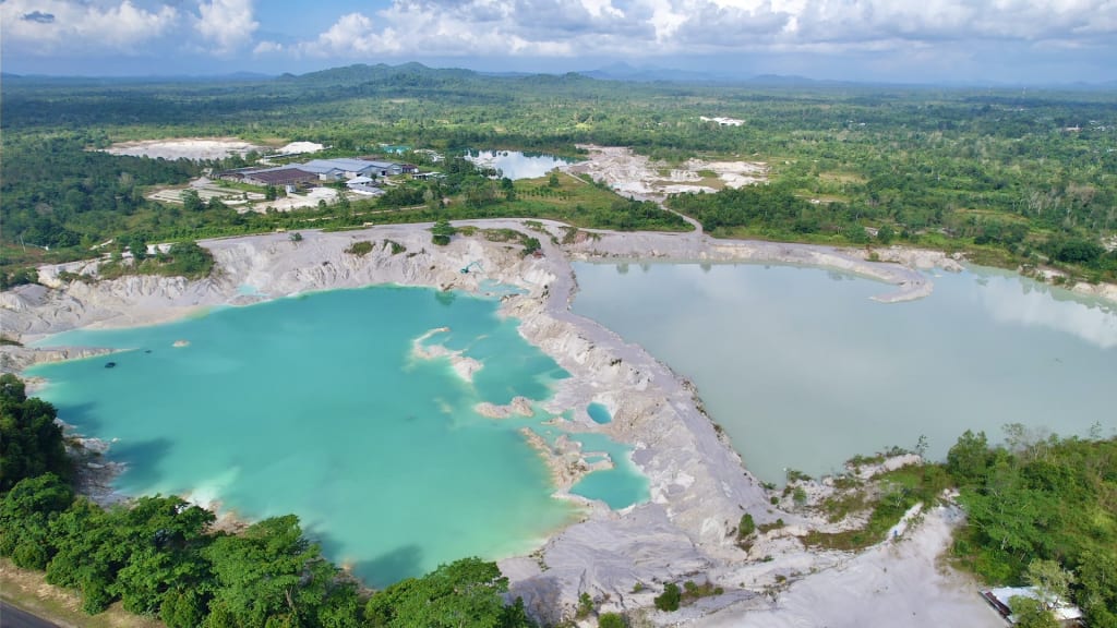Danau Kaolin: Danau Biru Unik dari Bekas Tambang